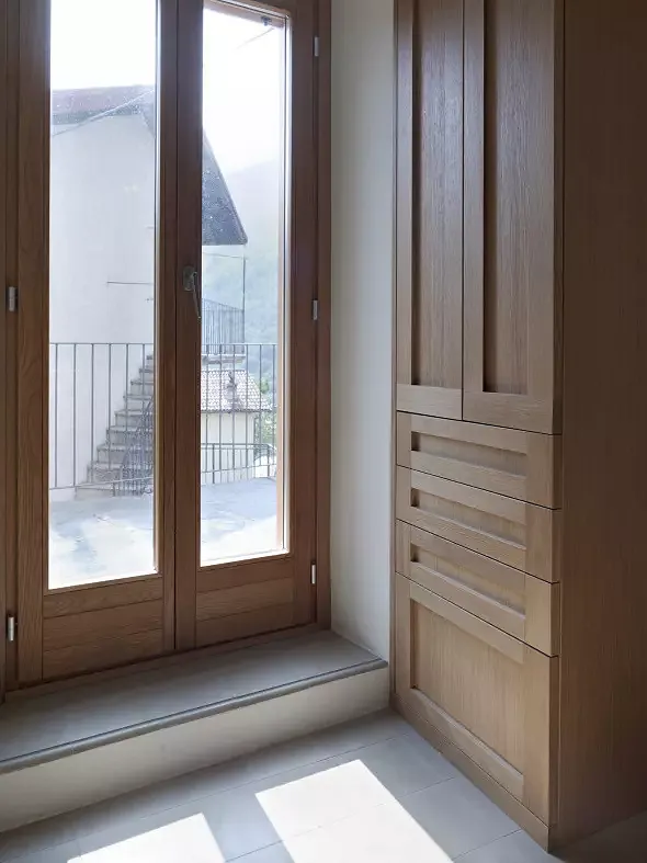 Küchenschrank neben dem Durchgang auf die Ostterrasse (Foto: Ulrich Stockhaus)