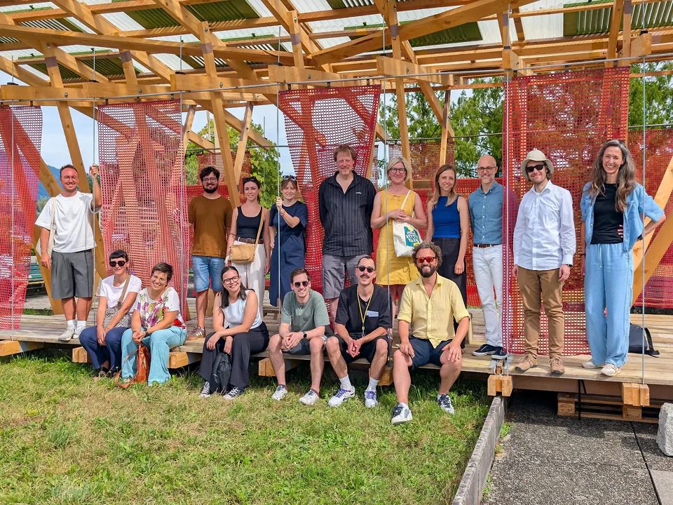 Besuch internationalen Parter:innen aus dem Projekt BAUHALPS bei der Struktur «Smetterling» im Apothekergärtli in Luzern.
