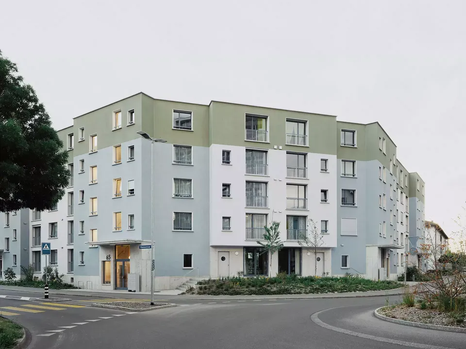 Strassenfassade mit Zugang Gemeinschaftsraum