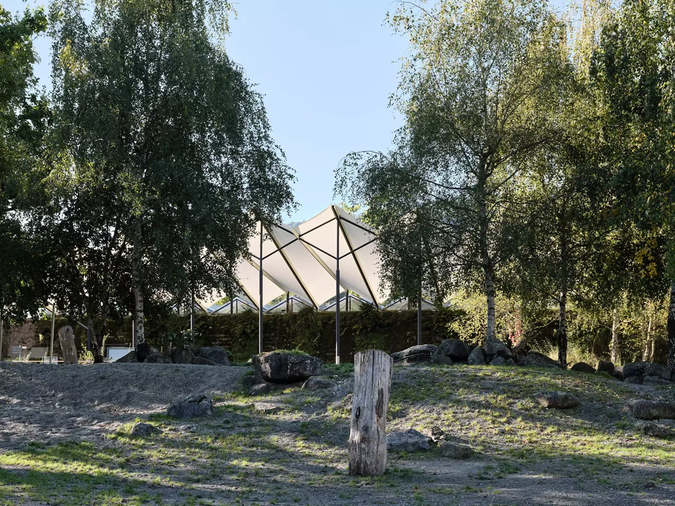 Schattendach im Kontext