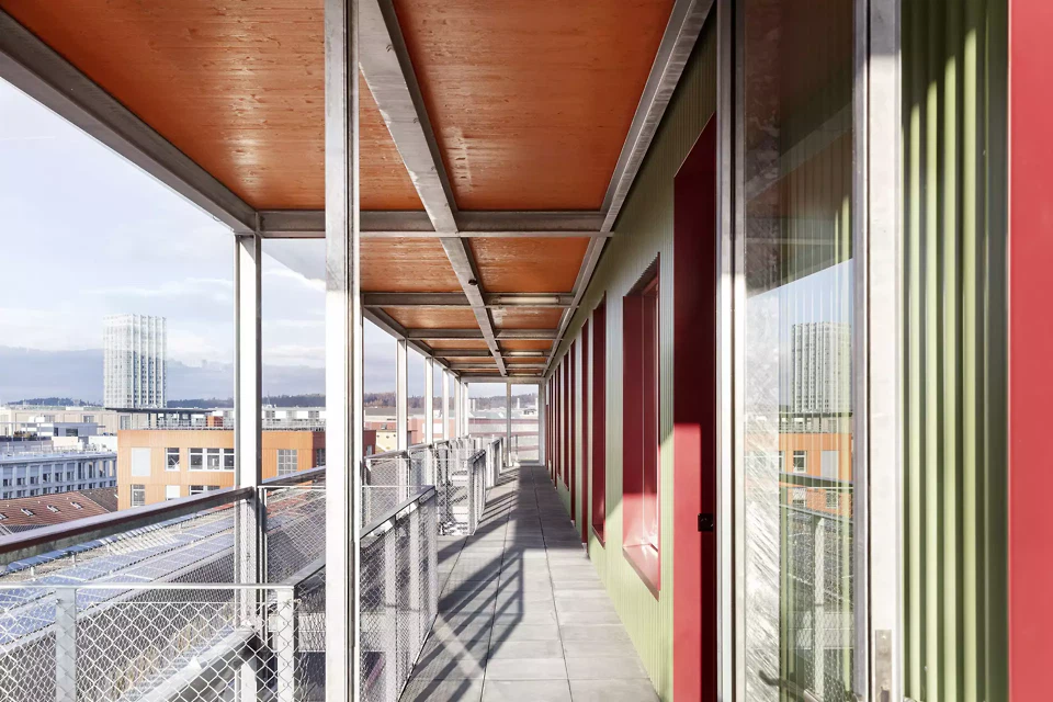 Blick über den Laubengang inRichtung Sulzerhochhaus und Bahnhof