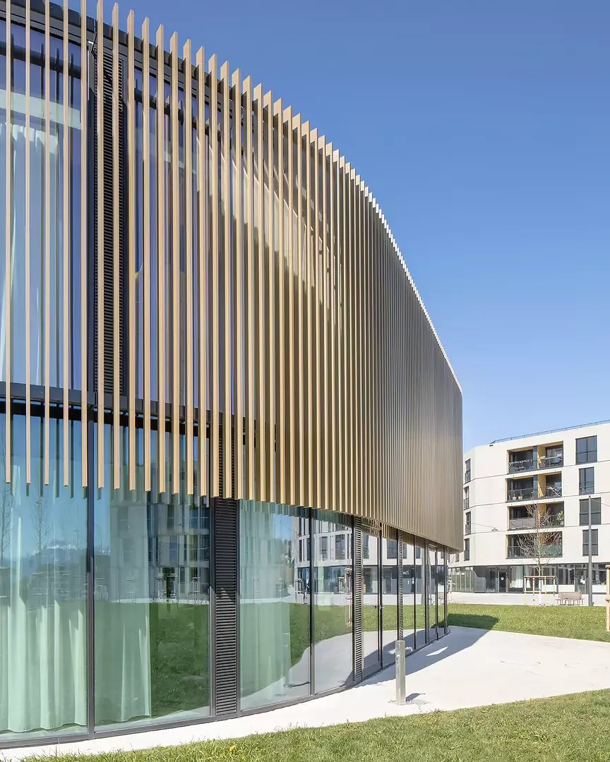 Edifice communal implanté dans le jardin public