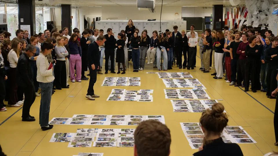 Collage comme premier jet, discussion de groupe dans la salle de dessin