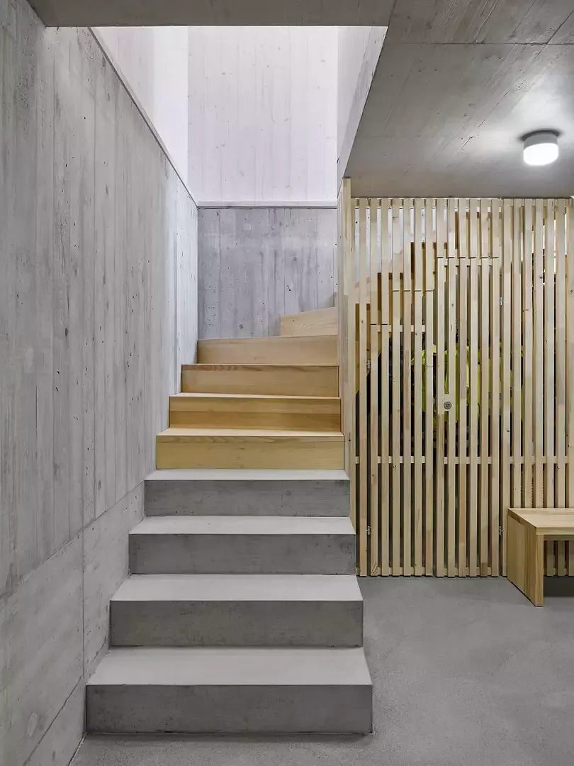 Garderobe mit Treppe ins Erdgeschoss