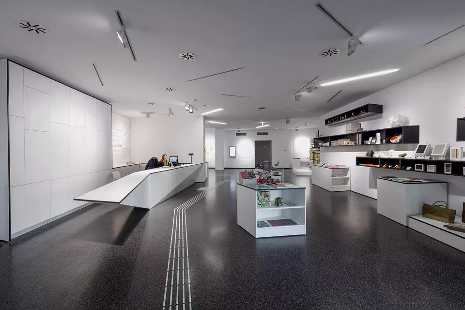 Foyer d’entrée,  à gauche la caisse: le musée dispose d’un système de guidage tactile pour malvoyants, qui  a également été utilisé pour l’aménagement intérieur.