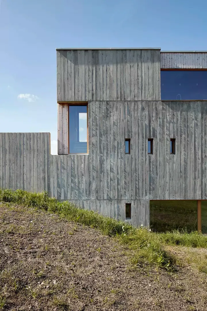Sichtbetonfassade mit Holzstruktur