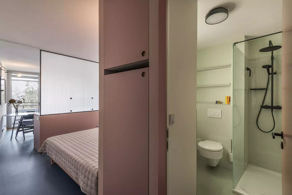 Ein Raum, zwei Funktionen: als modernes Badezimmer en suite konzipiert, zugleich durchdacht als Eingangsbereich mit integrierter Garderobe und Stauraum.