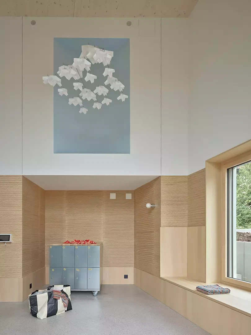 Salle commune avec hauteur sous plafond