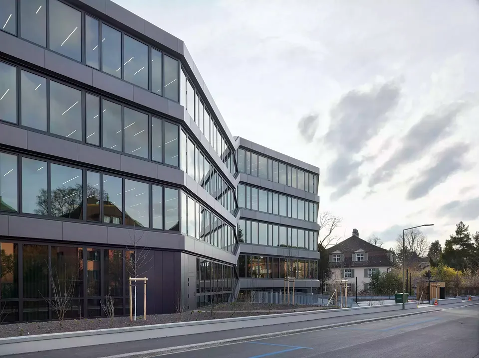 Der Solitärbau wird allseitig gleichbehandelt und durch den Garten «umspült».