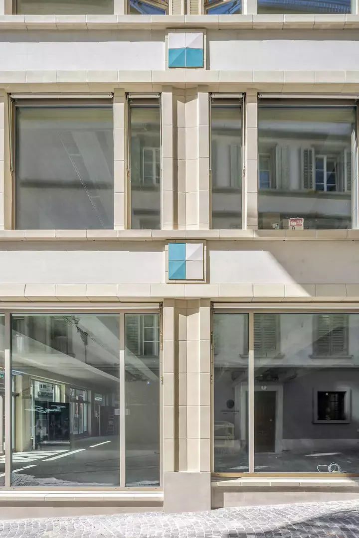 Die Fassade des Haupthauses hat eine kraftvolle tektonische Gliederung durch Gesimse, Pfeiler und Sprossen mit Keramikbauteilen.