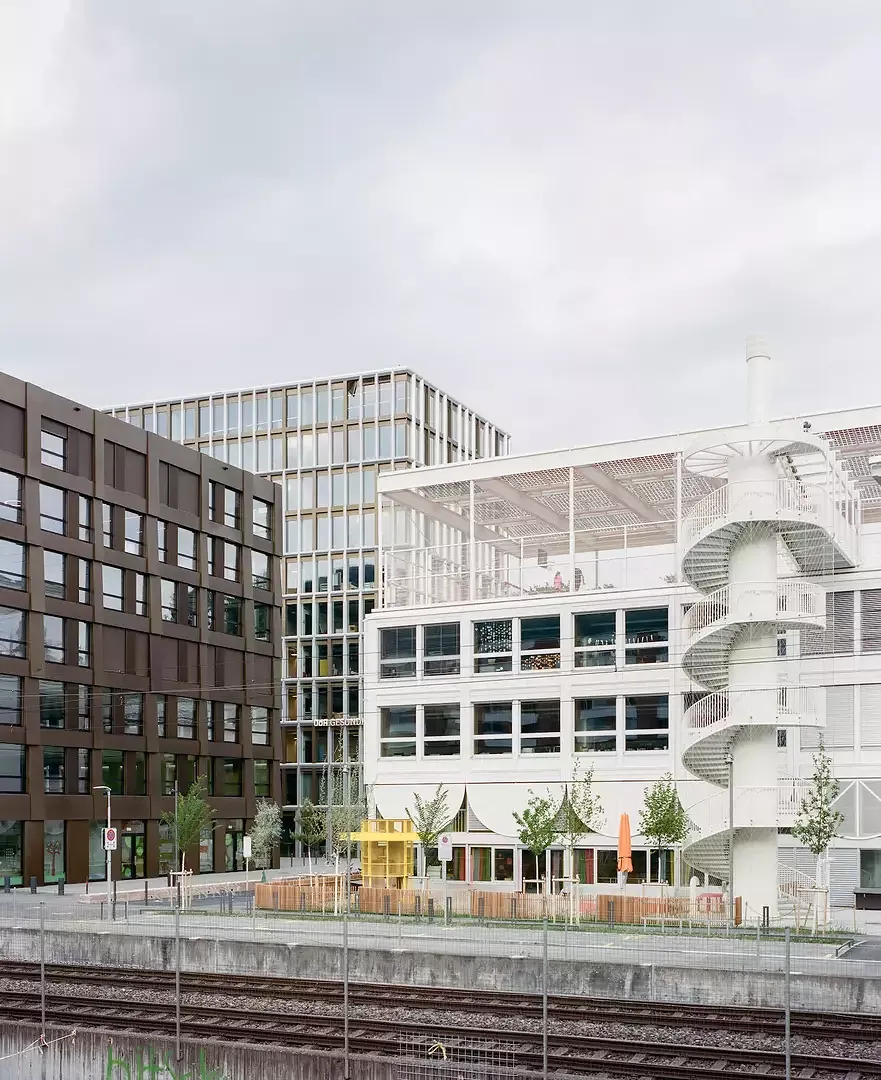 Des escaliers en colimaçon permettent à l'ensemble du quartier d'accéder à la place située sur le toit