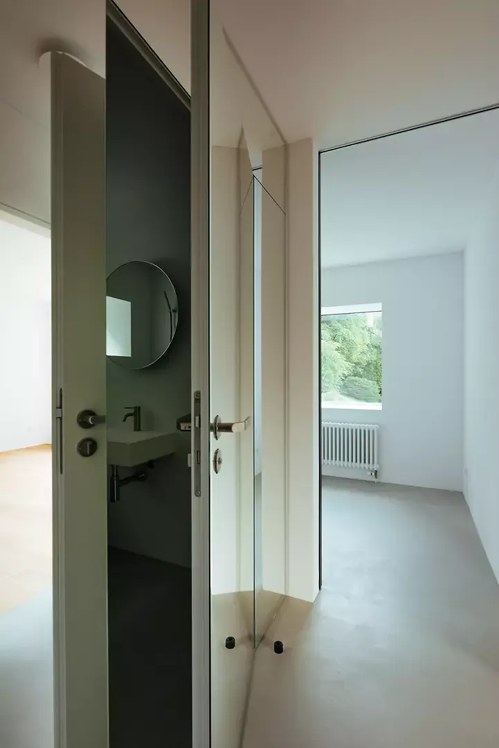Au rez-de-chaussée,  le mur est recouvert de miroirs. Cela crée une impression d’espace, même dans le corridor.