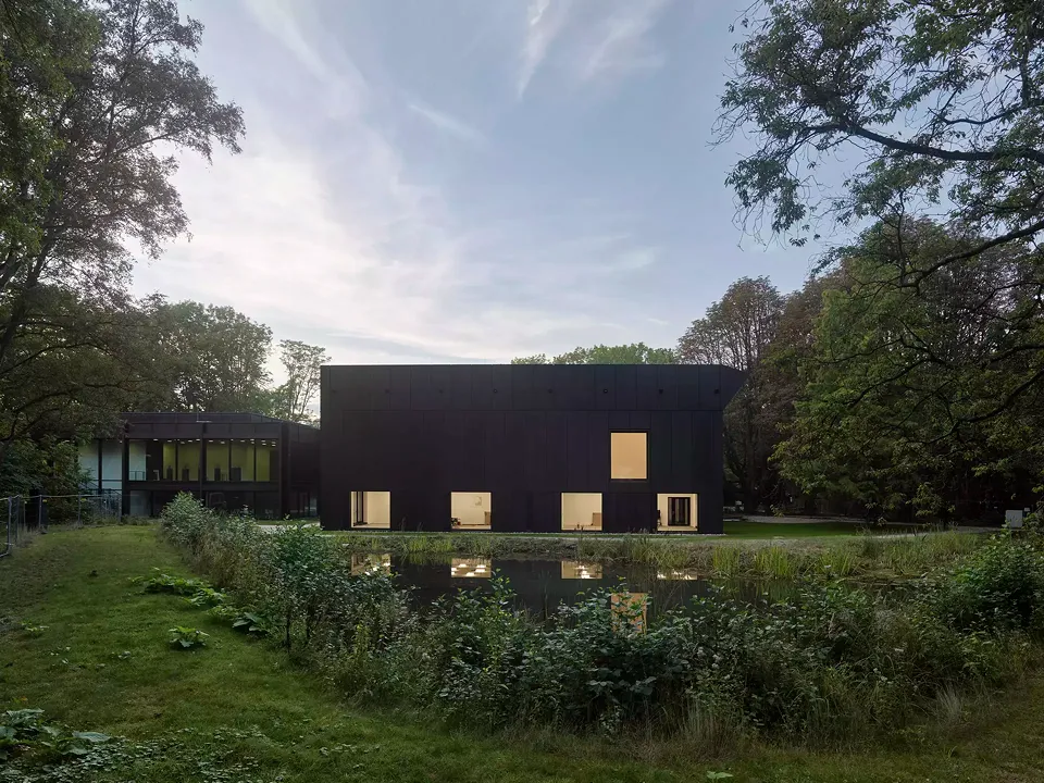 Südostfassade mit Teich im Stadtgarten