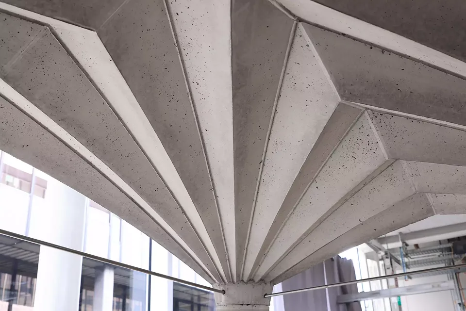 Intrados of the fan-vaulted floor towards a capital