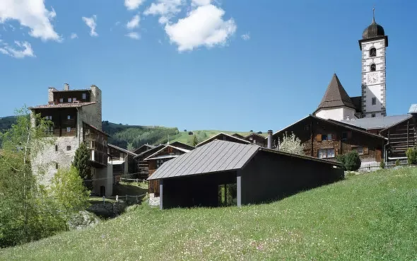 Das Haus fügt sich in das Dorfbild ein