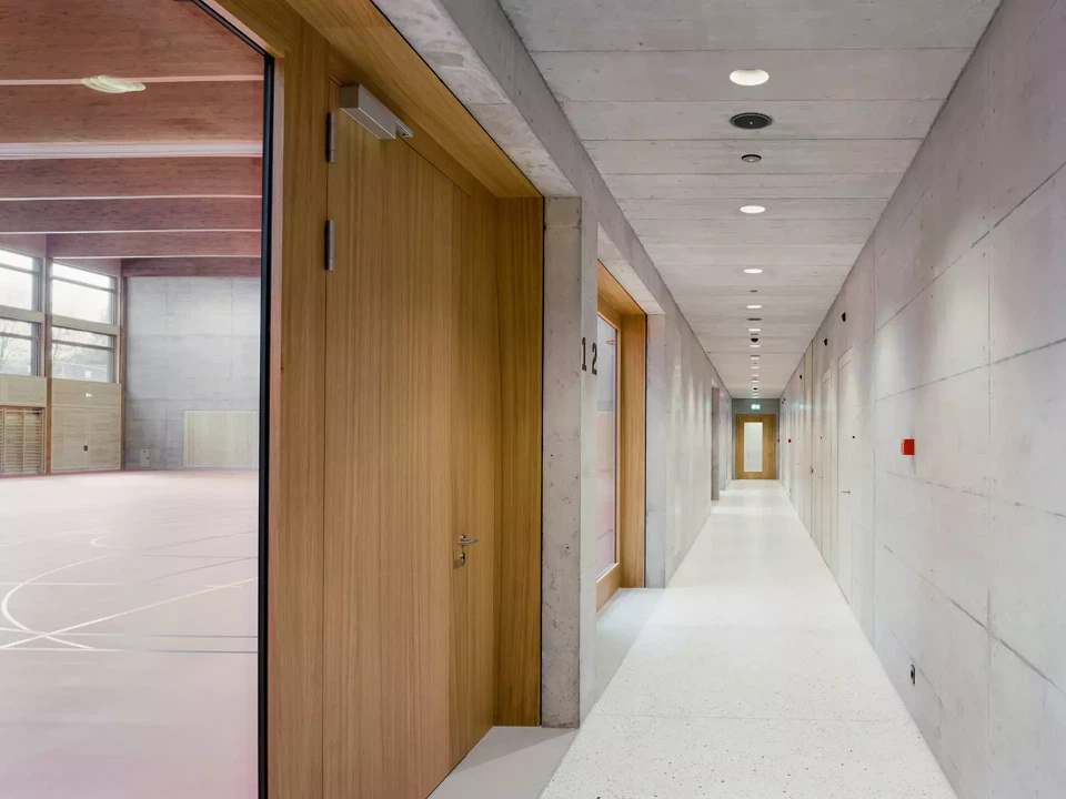 Erschliessungsraum der Garderoben mit gezielten Blickbezügen zur Sporthalle