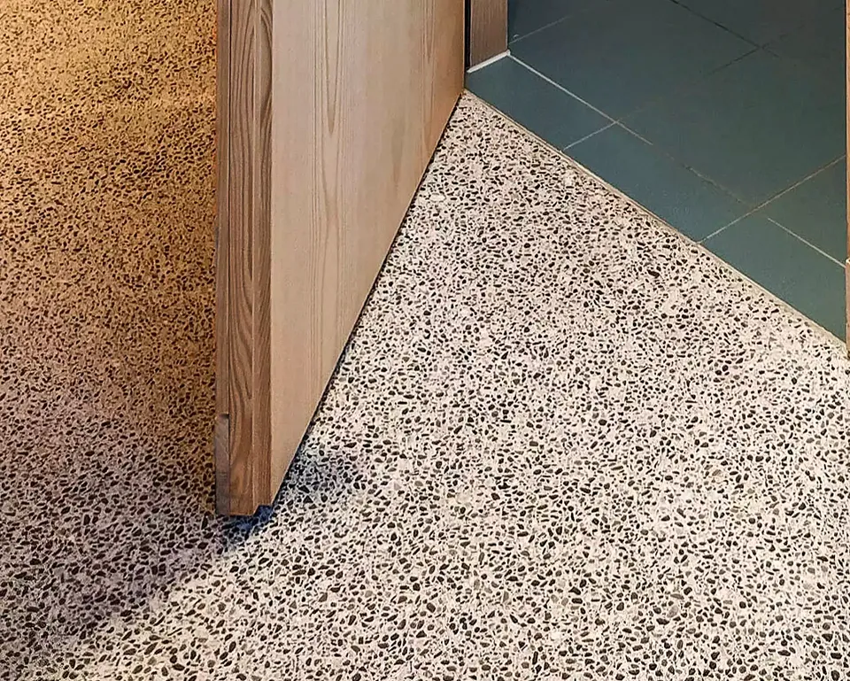 Mineralischer faserarmierter Terrazzo, Basis Weisszement, Sandkornmischung aus Kieswerk Ballwil