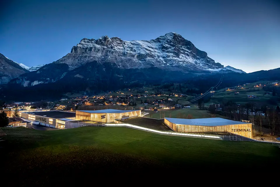 V-Bahn Terminal Grindelwald, Situation bei Nacht