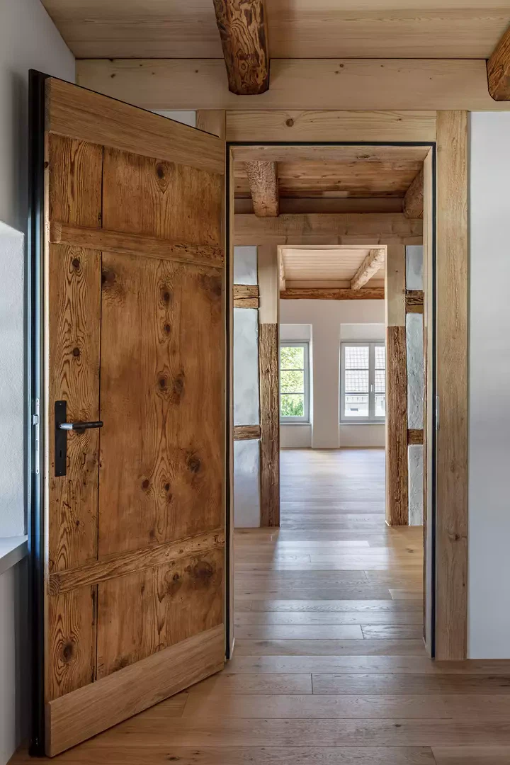 Ertüchtigte historische Brettertür, Blick in den Wohnbereich im Obergeschoss.