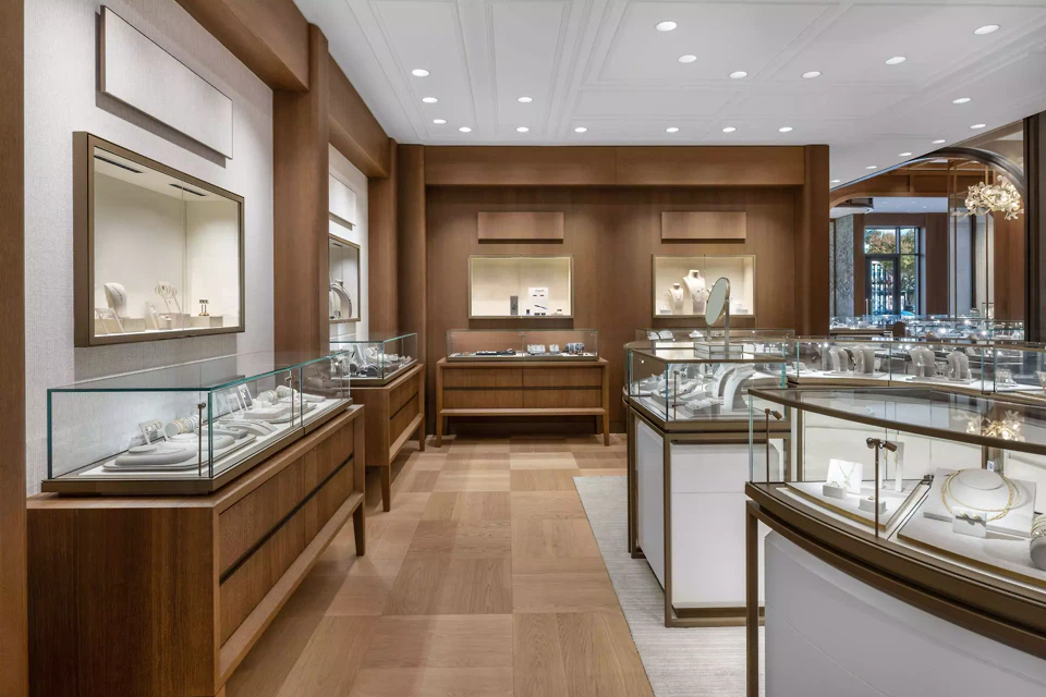 Présentation de différentes marques de montres et de bijoux