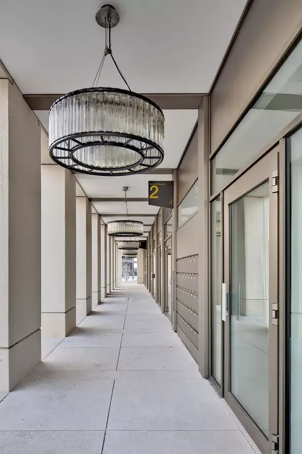 Arkade − städtischer Raum und Eingangsbereich
