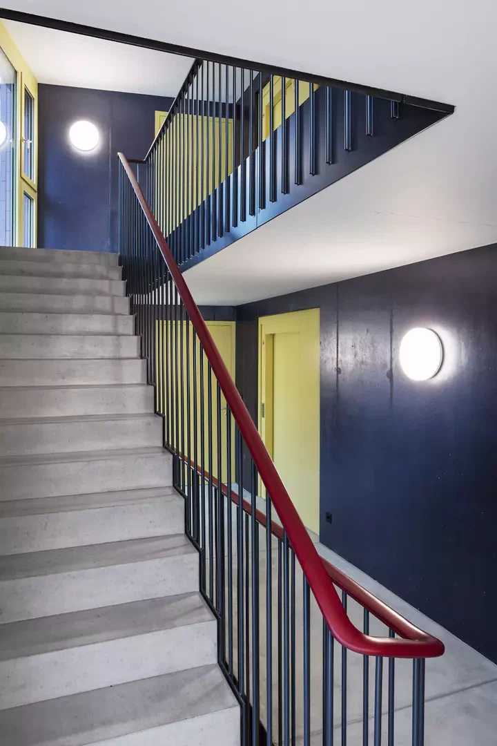 Cage d'escalier colorée