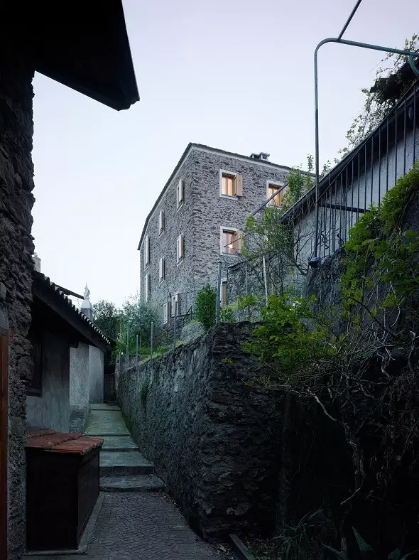 Blick aus einer benachbarten Gasse bei Abendstimmung