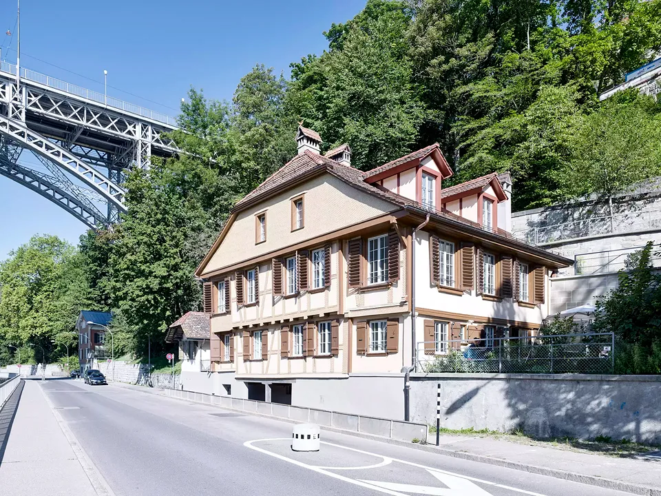 Wohnhaus an der Aare mit Strasse