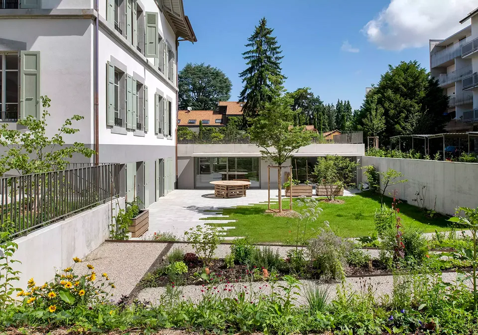 Vue extérieure de l'extension de la maison et du patio