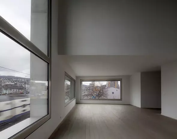 Die Wohnbereiche sind zweigeschossig ausgebildet und öffnen sich über die grossen Fenster dem Gleisfeld zu. Dank schalldichten Fenstern sind die Bewohner dennoch vom Lärm abgegrenzt.