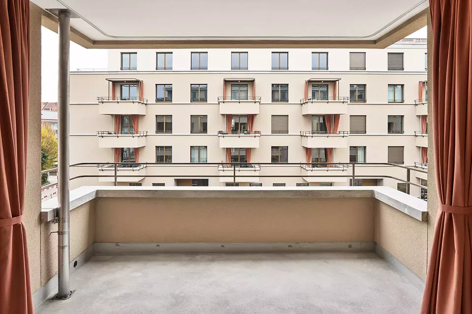 Blick vom Balkon in den Hof