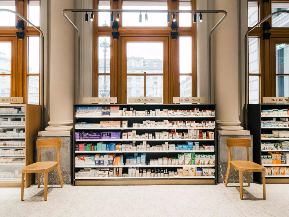 Apotheke: Verkaufsregale Fassade