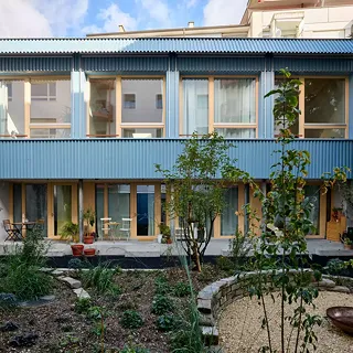Transformation et rénovation d'un immeuble d'habitation avec maison arrière