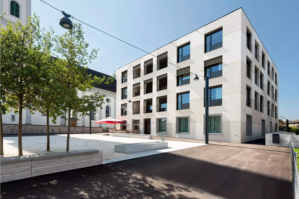 Zentrum Chileweg in Rain LU. Sichtbetonfassade aus Kalksteinbeton mit Weisszement
