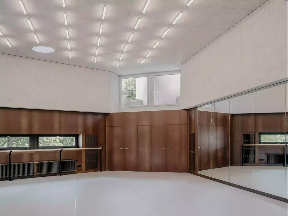 La salle de ballet est  plus haute, alors que les  vestiaires et salles de maquillage présentent  de nouveaux visages.