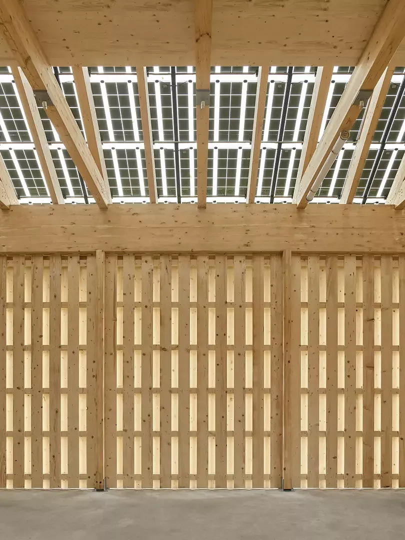 Die semipermeable Hülle der Remise sorgt für gute Belichtung und Belüftung.