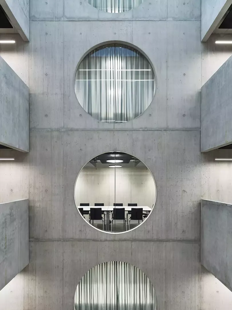 Halböffentliche Räume um das zentrale Atrium