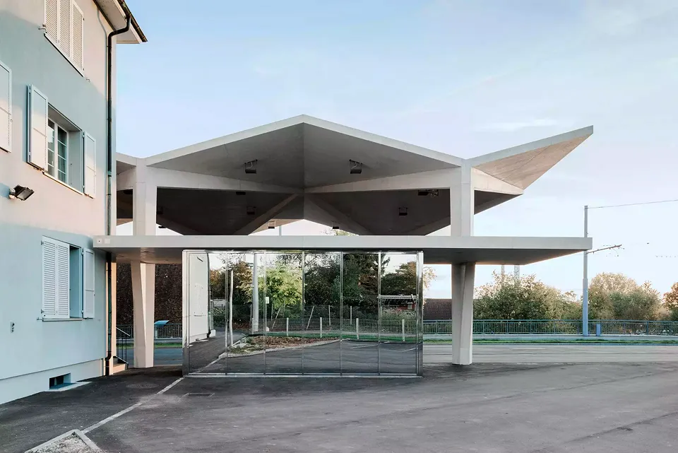 Durch ihre Ausführung in poliertem Aluminium und Spiegelglas wirkt  die Zollstelle wie ein minimalistisches Kunstwerk.