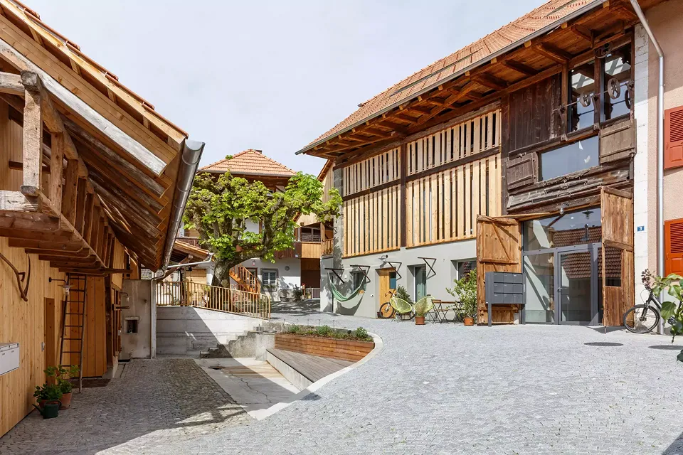 Gemeinschaftlich genutzer Hof & neuer Zugang Bauernhaus via Tenne