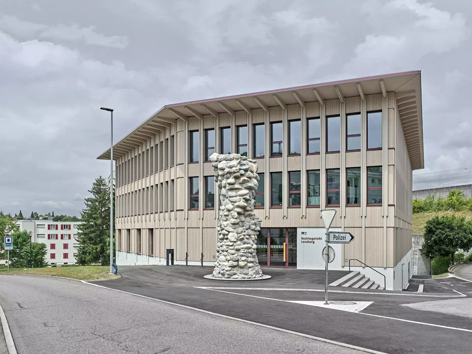 Haupteingang mit grossen Vordach