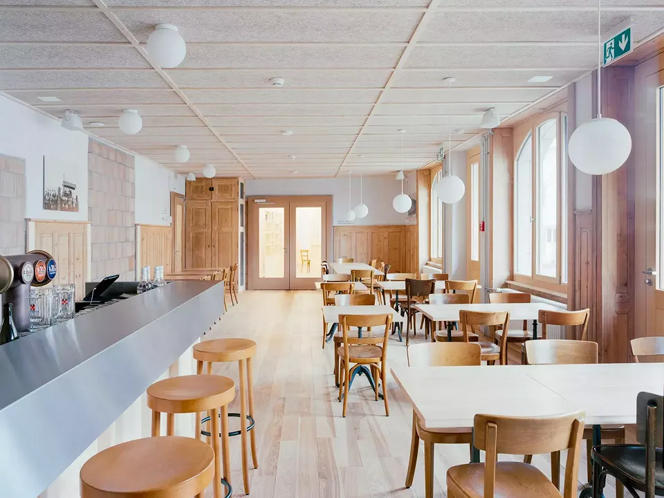 Salle du restaurant, nouvel espace où se mélangent nouveaux et anciens matériaux
