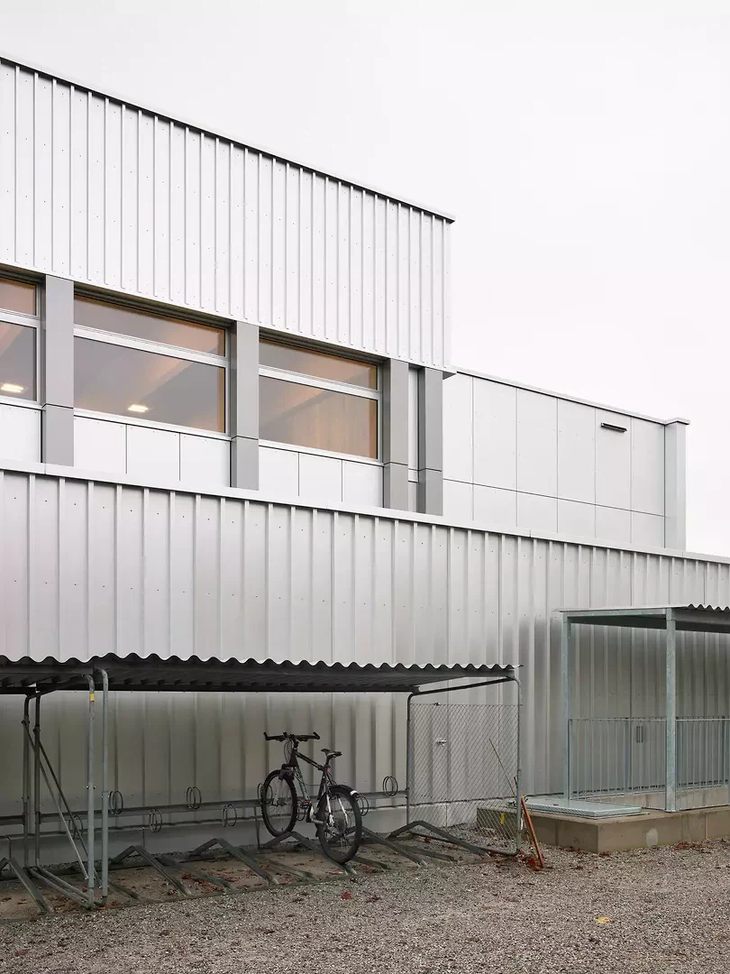 Metallfassade mit differenzierter Oberflächenstruktur und Lichtreflexion