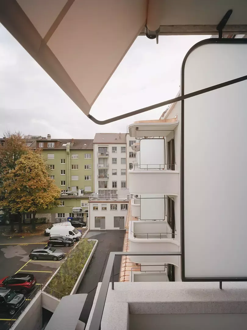 Balkon im sonnigen Hof