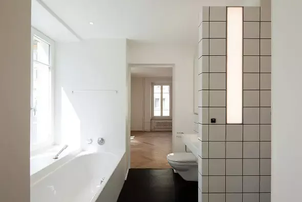 LED-Leuchte die beidseitig Dusche und Lavabo beleuchtet