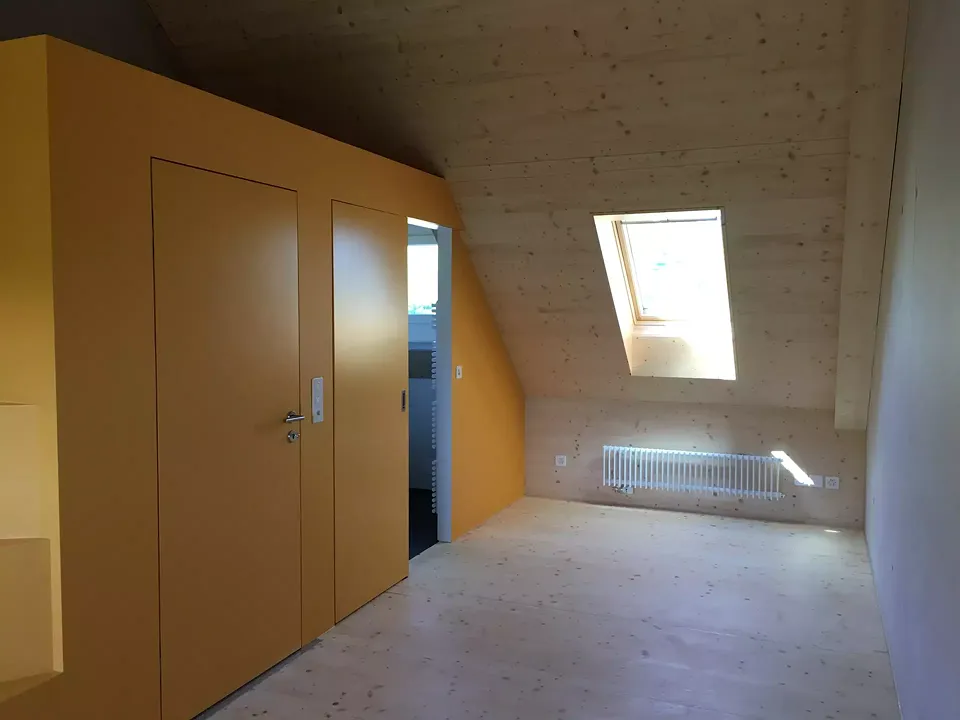Dachgeschoss, Möbel über Treppe, offene Schiebetüre Du/WC Gelb