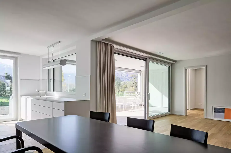 Mehrfamilienhaus Lehenwies - Blick auf den grosszügigen Aussenbereich zwischen Küche, Essen und Wohnen
