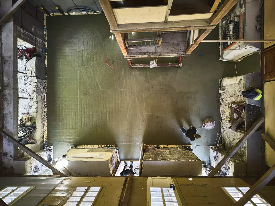 le bétonnage du radier actif dans la partie réfectoire, cuisine, séjour