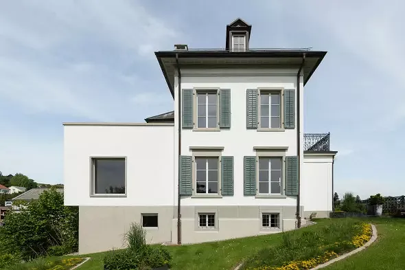 Westfassade der Villa Belsito mit Anbau.