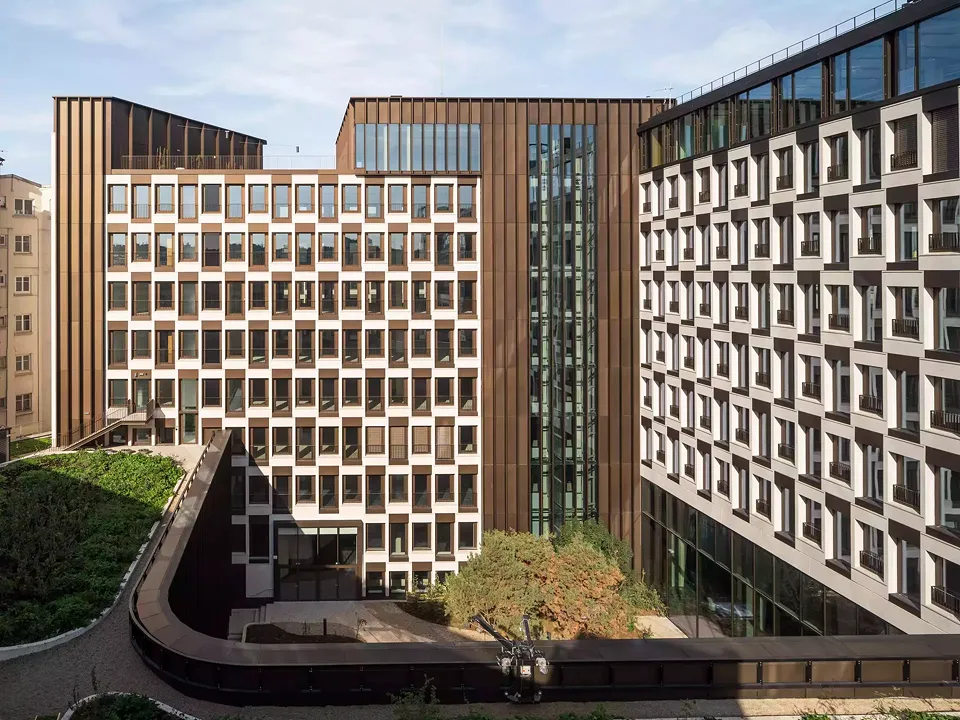 Les éléments en béton  des façades côté cour  ont été conservés dans  la mesure du possible.