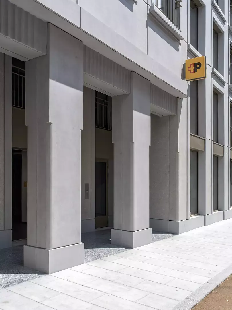 L'entrée de la poste publique